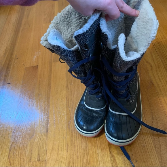 Sorel grey/black boots with red soles and blue laces size 6 - Picture 2 of 10